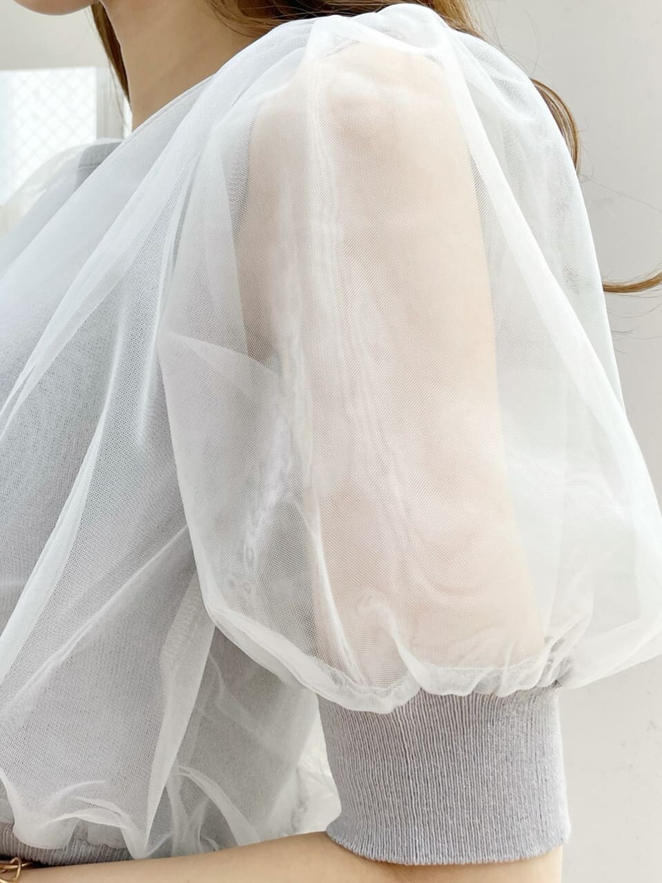 ホワイト系のデニムパンツ、その他のサンダル、ブルー系のニット/セーターを着用したレディースの夏コーディネートの9枚目の写真