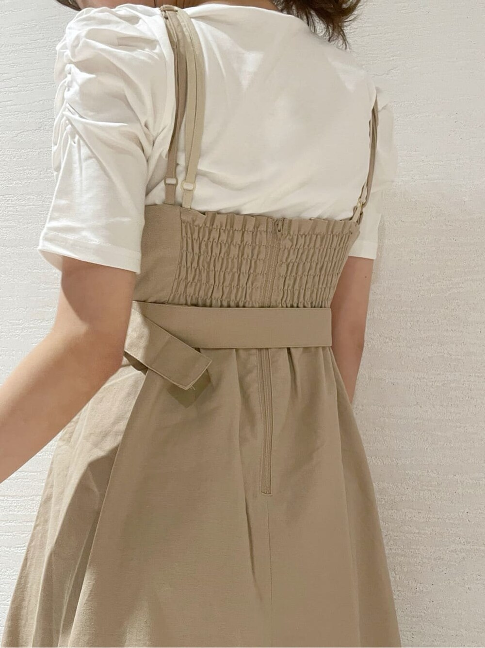 ホワイト系のスニーカー、ベージュ系のワンピース、ホワイト系のTシャツ/カットソーを着用したレディースの春コーディネートの8枚目の写真