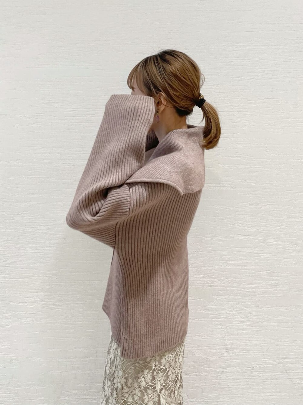 ベージュ系のスカート、ブラック系のブーツ、ベージュ系のニット/セーターを着用したレディースの秋コーディネートの5枚目の写真