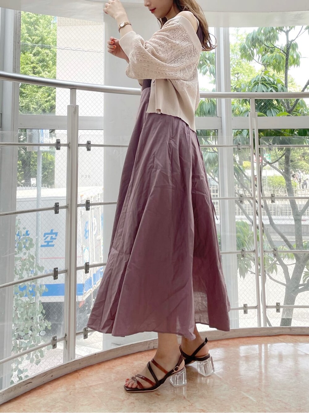 ブラウン系のサンダル、ブラウン系のワンピース、ブラウン系のサンダルを着用したレディースの夏コーディネートの2枚目の写真