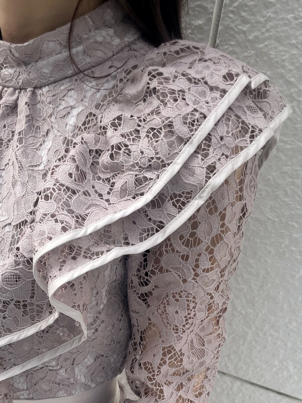 ピンク系のワンピース、グレー系のパンプスを着用したレディースの冬コーディネートの10枚目の写真