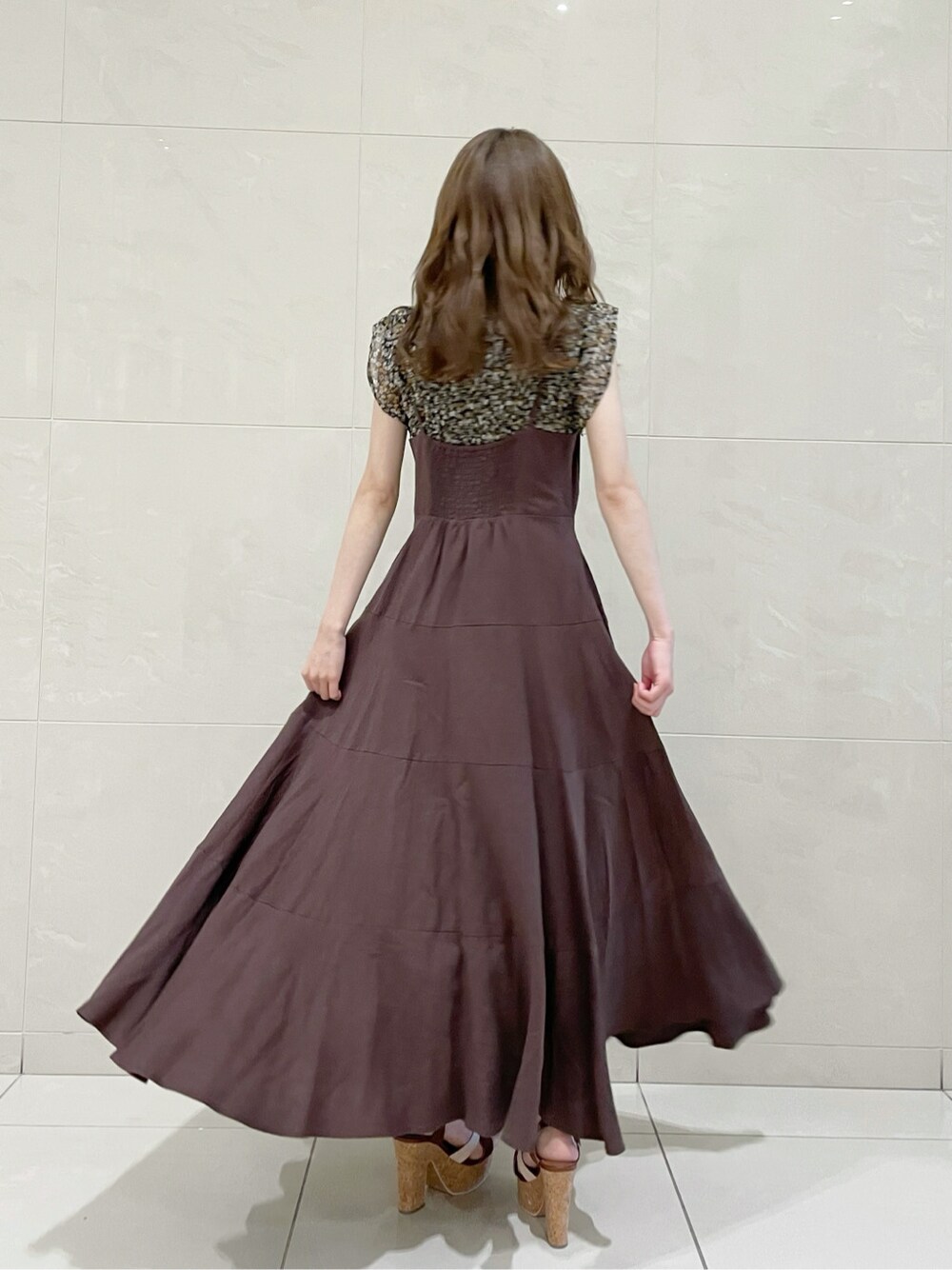 その他のサンダル、その他のシャツ/ブラウス、ブラウン系のワンピースを着用したレディースの春コーディネートの3枚目の写真