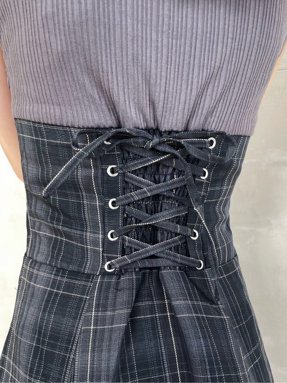 グレー系のワンピース、ブラック系のブーツ、ブラウン系のカーディガン/ボレロを着用したレディースの秋コーディネートの10枚目の写真