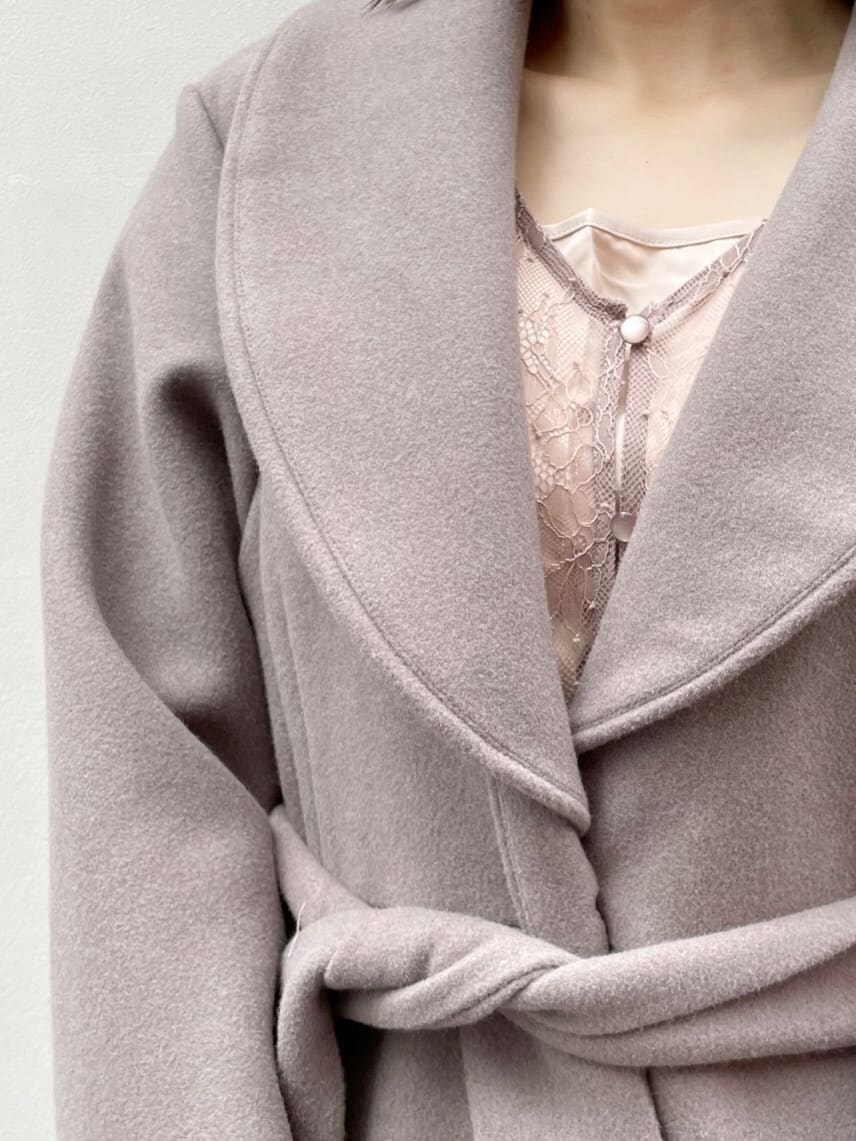 ブラウン系のワンピース、ベージュ系のその他アウター、ベージュ系のブーツを着用したレディースの夏コーディネートの6枚目の写真