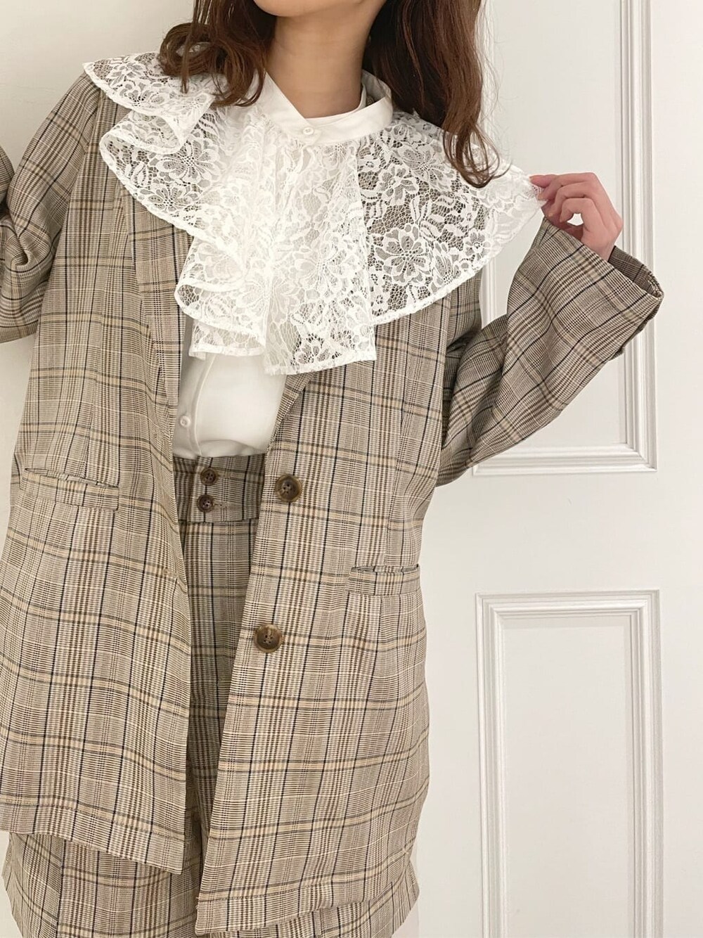 その他のテーラードジャケット、その他のその他パンツ、ホワイト系のシャツ/ブラウスを着用したレディースの冬コーディネートの5枚目の写真