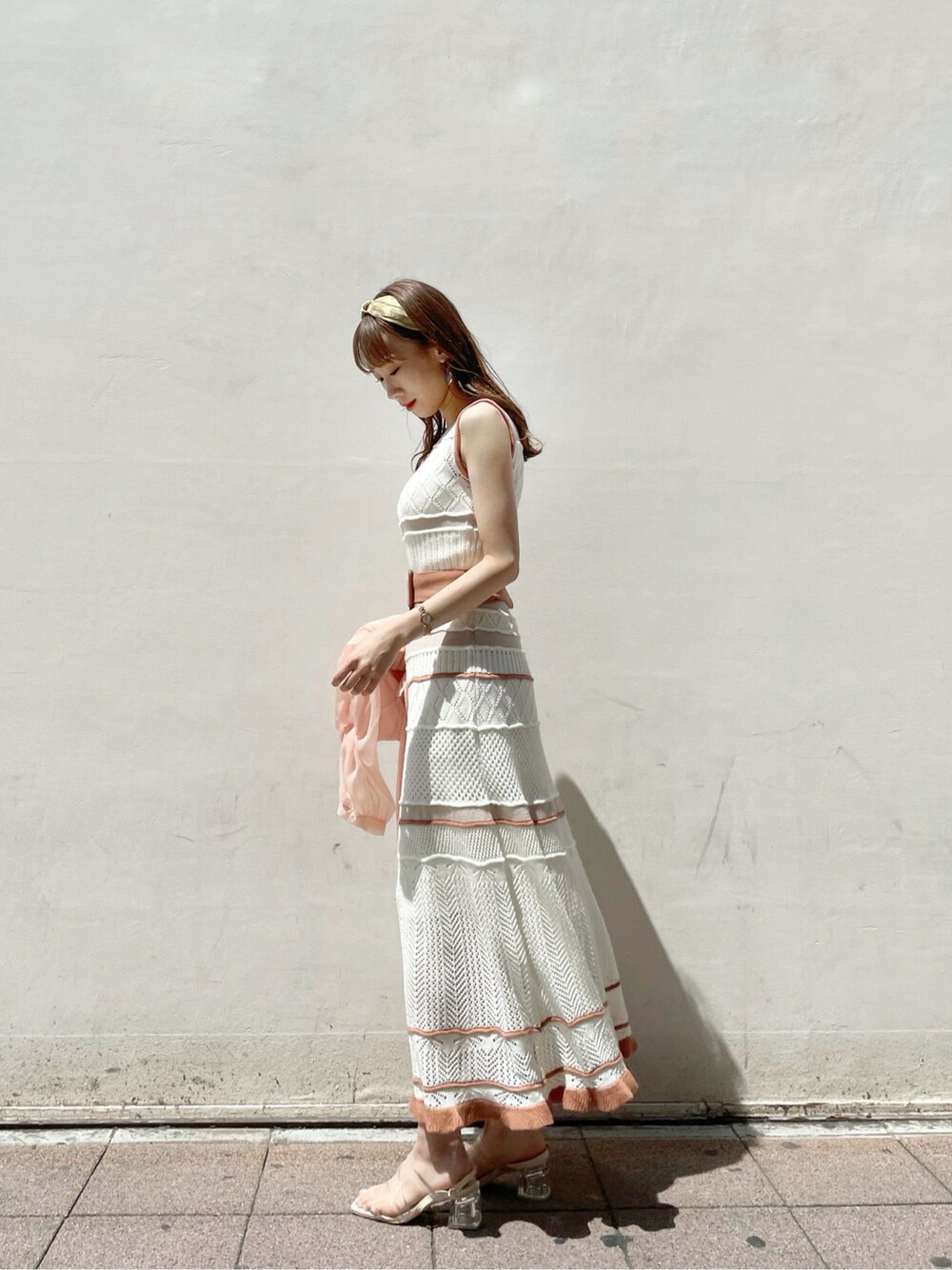 オレンジ系のシャツ/ブラウス、オレンジ系のワンピース、その他のサンダルを着用したレディースの春コーディネートの8枚目の写真