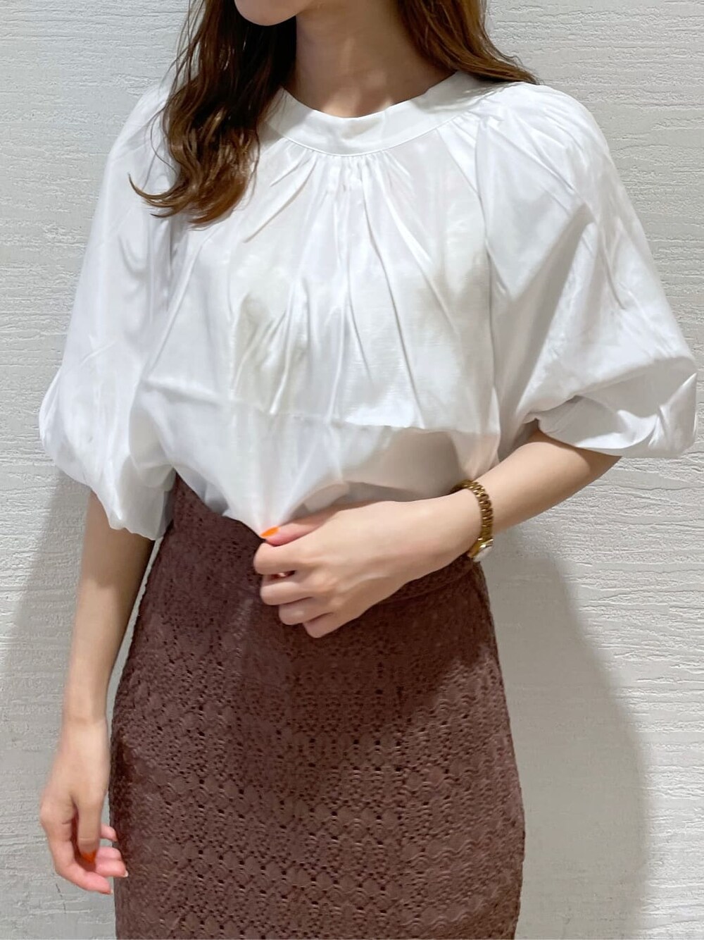 ブラウン系のスカート、ブラウン系のスカート、ホワイト系のシャツ/ブラウスを着用したレディースの夏コーディネートの5枚目の写真