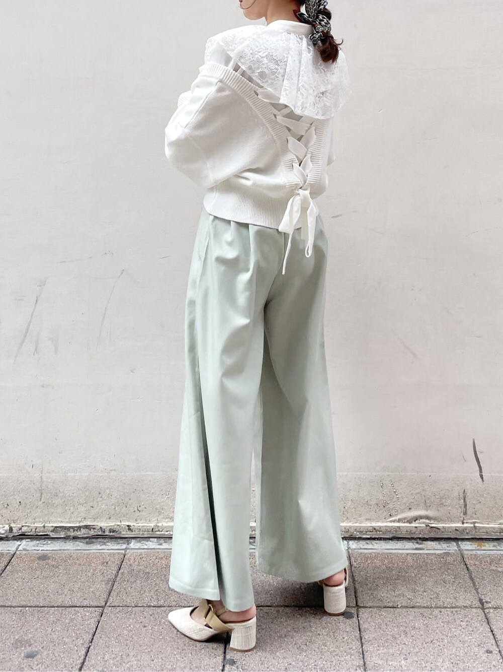 グリーン系のその他パンツ、ホワイト系のシャツ/ブラウス、ホワイト系のカーディガン/ボレロを着用したレディースの冬コーディネートの2枚目の写真