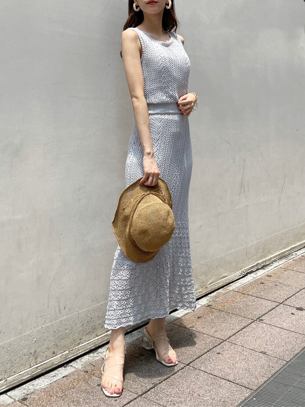 ブルー系のワンピース、その他のサンダル、その他のサンダルを着用したレディースの夏コーディネートの2枚目の写真