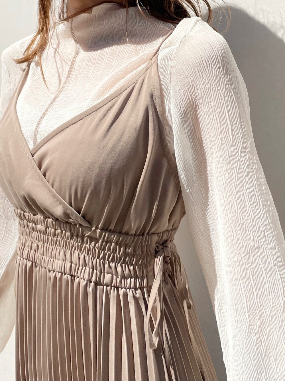 ベージュ系のワンピース、ベージュ系のTシャツ/カットソー、ホワイト系のパンプスを着用したレディースの春コーディネートの6枚目の写真