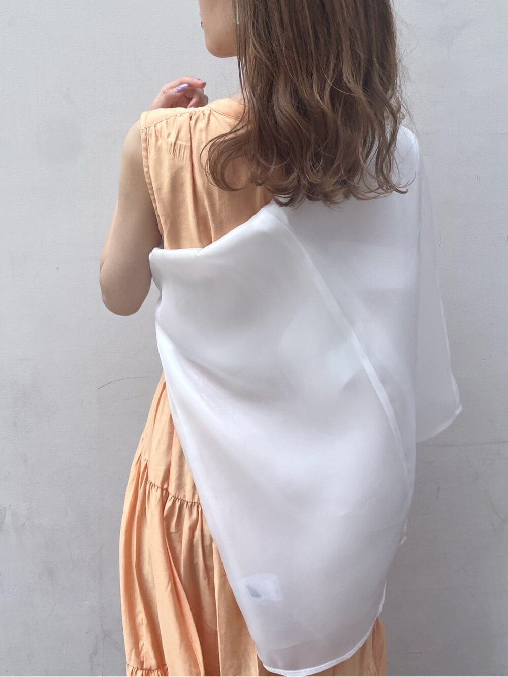 ホワイト系のシャツ/ブラウス、パープル系のサンダル、オレンジ系のワンピースを着用したレディースの春コーディネートの6枚目の写真