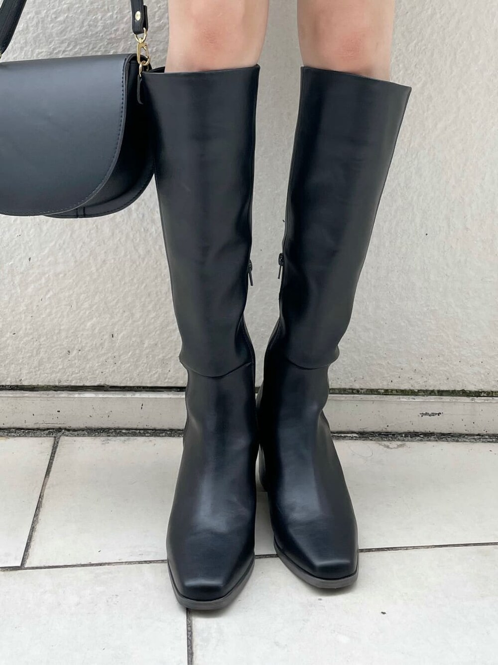 ブラック系のショルダーバッグ、グレー系のその他パンツ、ブラック系のブーツを着用したレディースの冬コーディネートの8枚目の写真