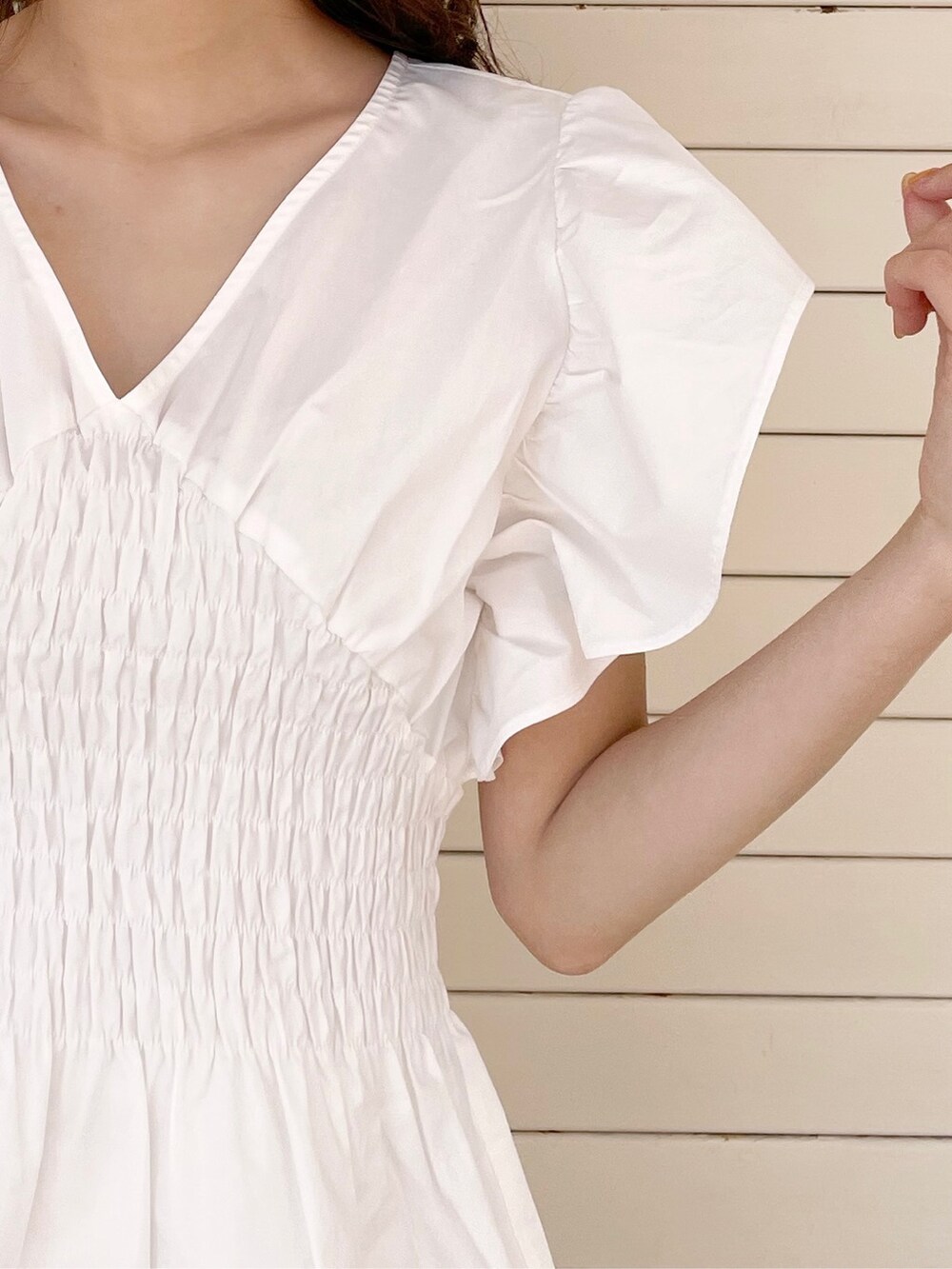 ホワイト系のシャツ/ブラウス、グリーン系のショルダーバッグ、ホワイト系のスカートを着用したレディースの春コーディネートの8枚目の写真