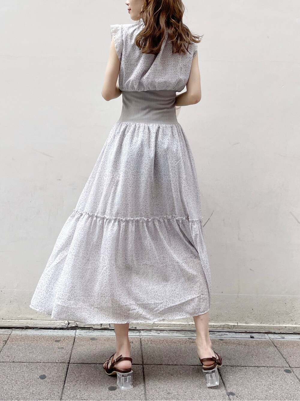 ベージュ系のブルゾン、ホワイト系のワンピース、ブラウン系のサンダルを着用したレディースの春コーディネートの3枚目の写真