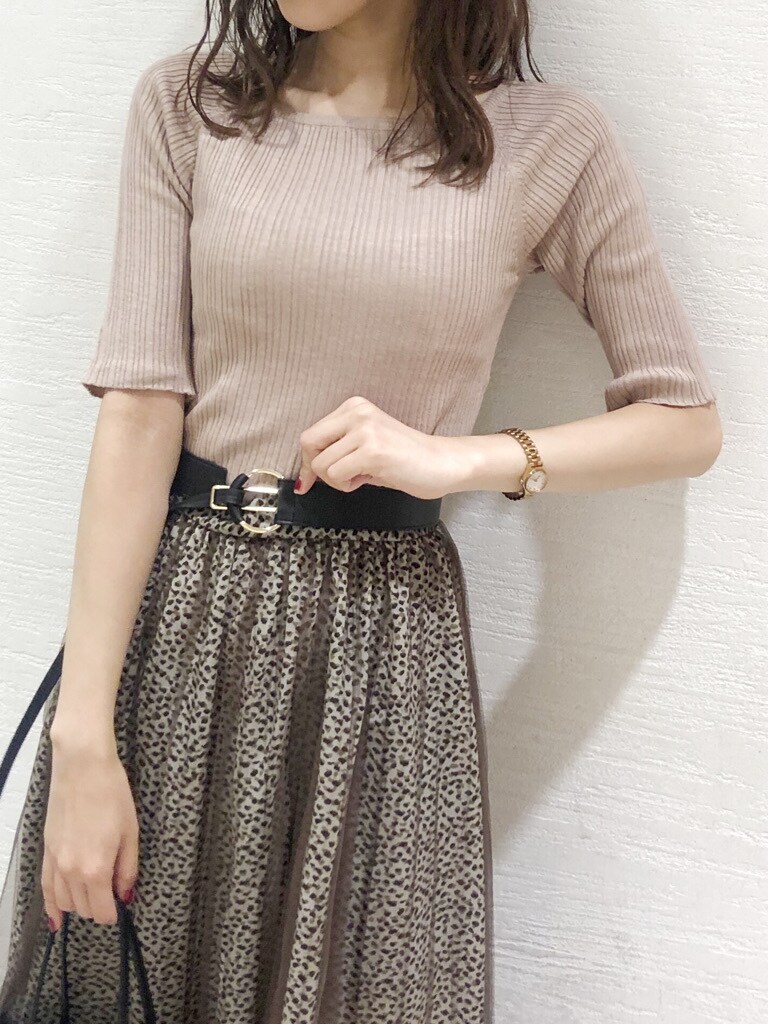 ピンク系のニット/セーター、ブラック系のパンプス、ブラウン系のスカートを着用したレディースの夏コーディネートの5枚目の写真