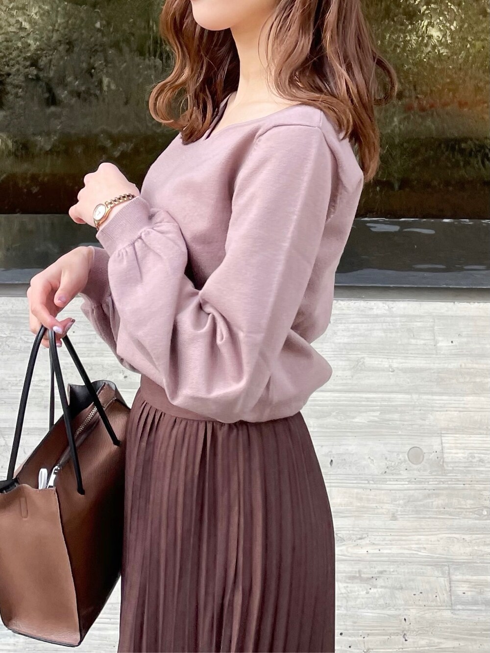 ホワイト系のブーツ、ブラウン系のハンドバッグ、パープル系のニット/セーターを着用したレディースの冬コーディネートの7枚目の写真