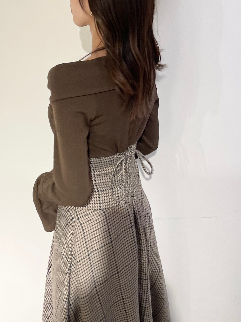 ブラウン系のワンピース、ベージュ系のブーツを着用したレディースの秋コーディネートの4枚目の写真