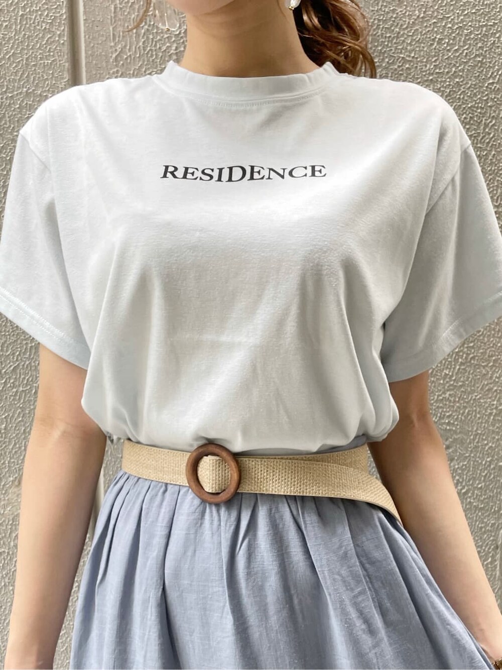 ブルー系のスカート、その他のサンダル、ブルー系のTシャツ/カットソーを着用したレディースの夏コーディネートの4枚目の写真