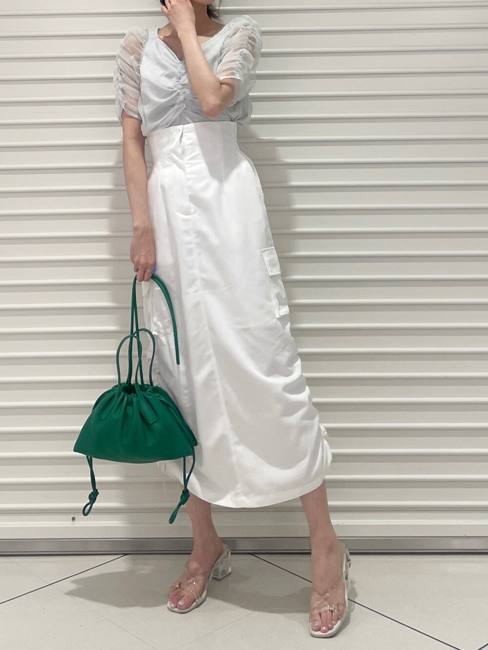 グレー系のシャツ/ブラウス、ホワイト系のサンダル、ホワイト系のスカートを着用したレディースの夏コーディネートの3枚目の写真