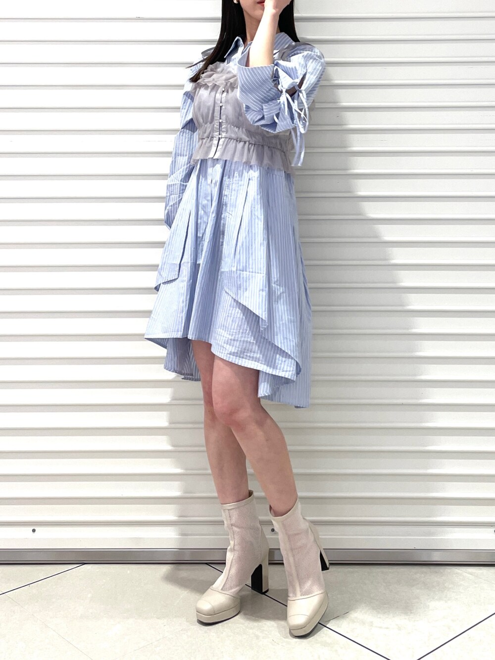 「dazzlin、ダズリン、シャツワンピース、ストライプシャツ、ビスチェ、メッシュブーツ、春コーデ、チュールビスチェ、青コーデ」｜「dazzlinのシアーショートブーツ（ブーツ、ホワイト系）」を使った、maiさん（レディース・160cm）の冬コーディネートの2枚目の写真