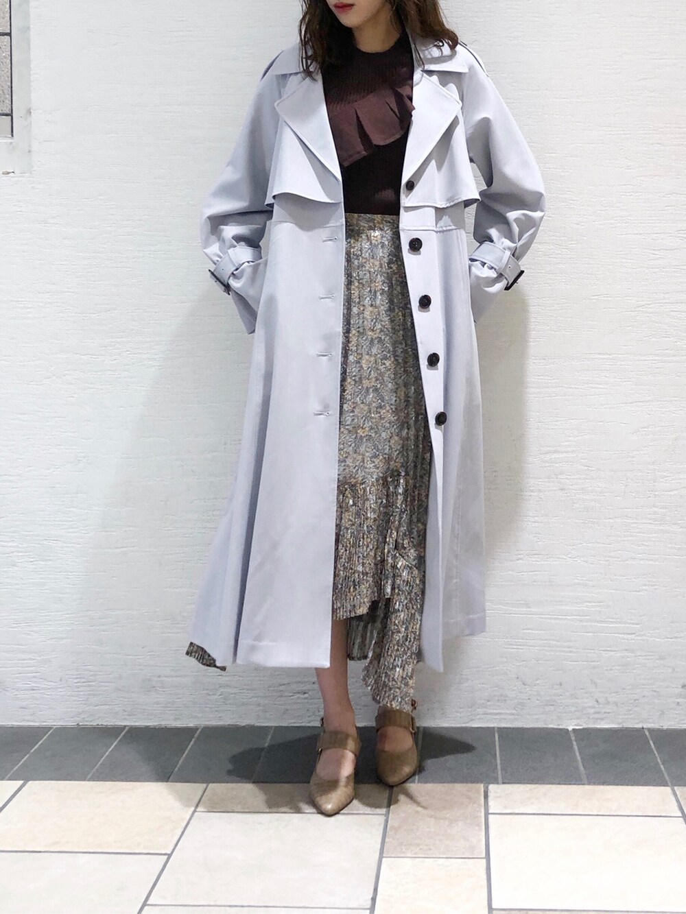 ベージュ系のパンプス、ブルー系のトレンチコート、ブラウン系のニット/セーターを着用したレディースの夏コーディネートの2枚目の写真