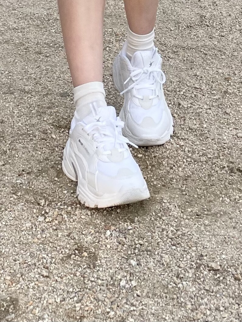 ホワイト系のスニーカー、パープル系のTシャツ/カットソー、パープル系のその他パンツを着用したレディースの春コーディネートの6枚目の写真