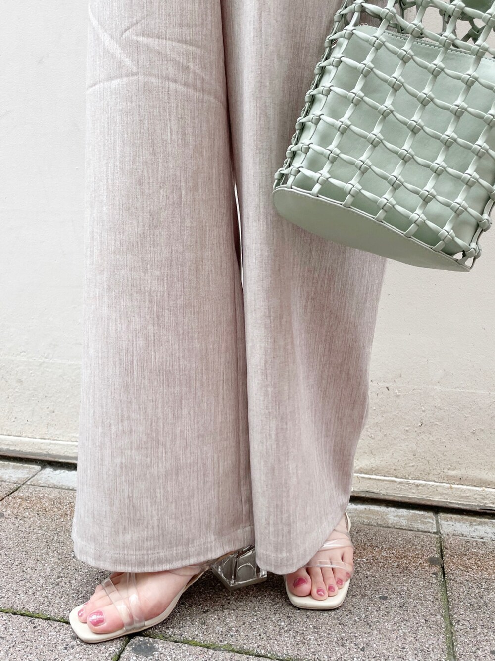 ブラウン系のサロペット/オーバーオール、ホワイト系のシャツ/ブラウス、グリーン系のショルダーバッグを着用したレディースの夏コーディネートの10枚目の写真