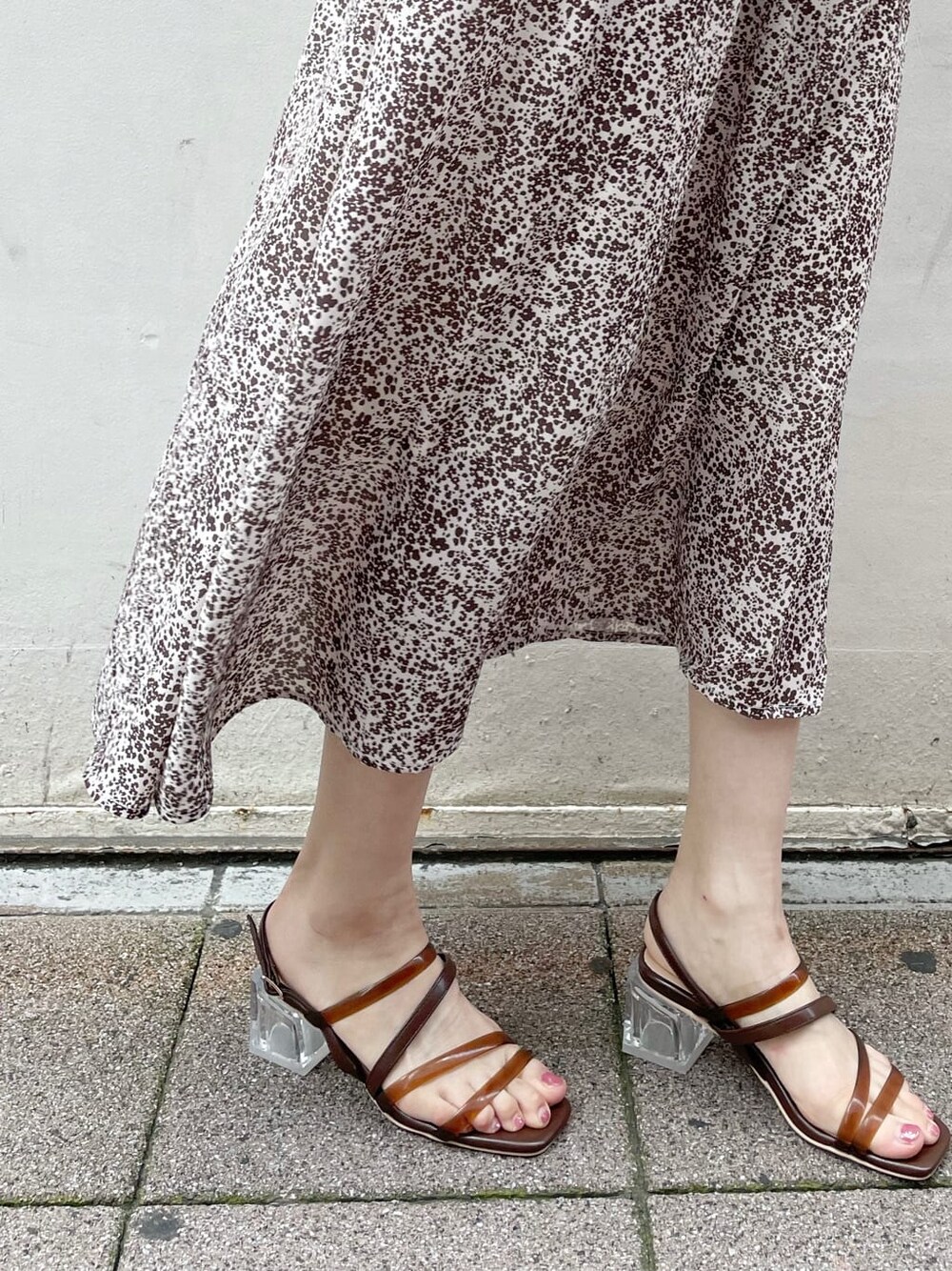 その他のサンダル、ベージュ系のトートバッグ、ブラウン系のワンピースを着用したレディースの夏コーディネートの9枚目の写真
