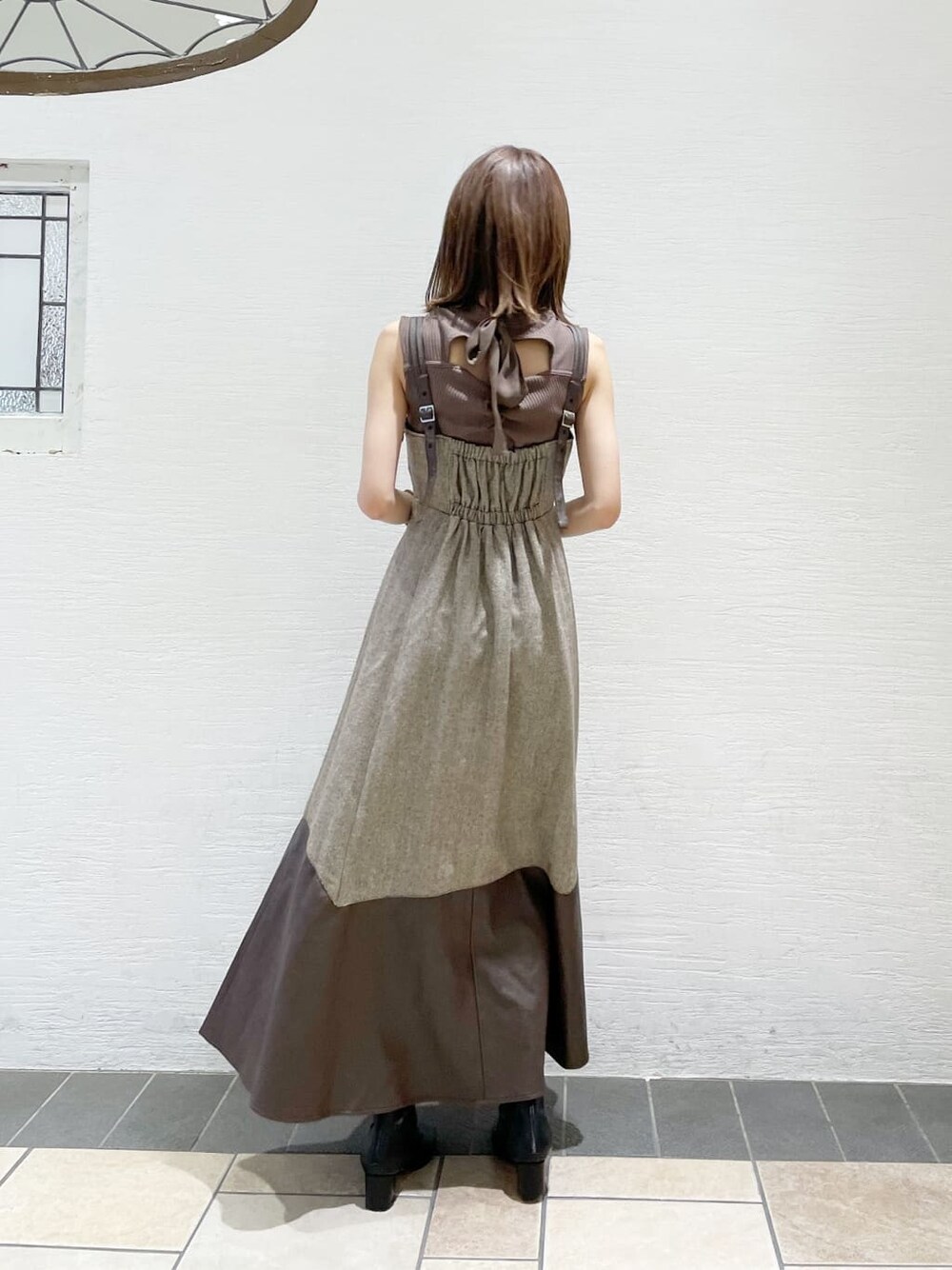 ベージュ系のTシャツ/カットソー、ブラウン系のワンピースを着用したレディースの夏コーディネートの4枚目の写真