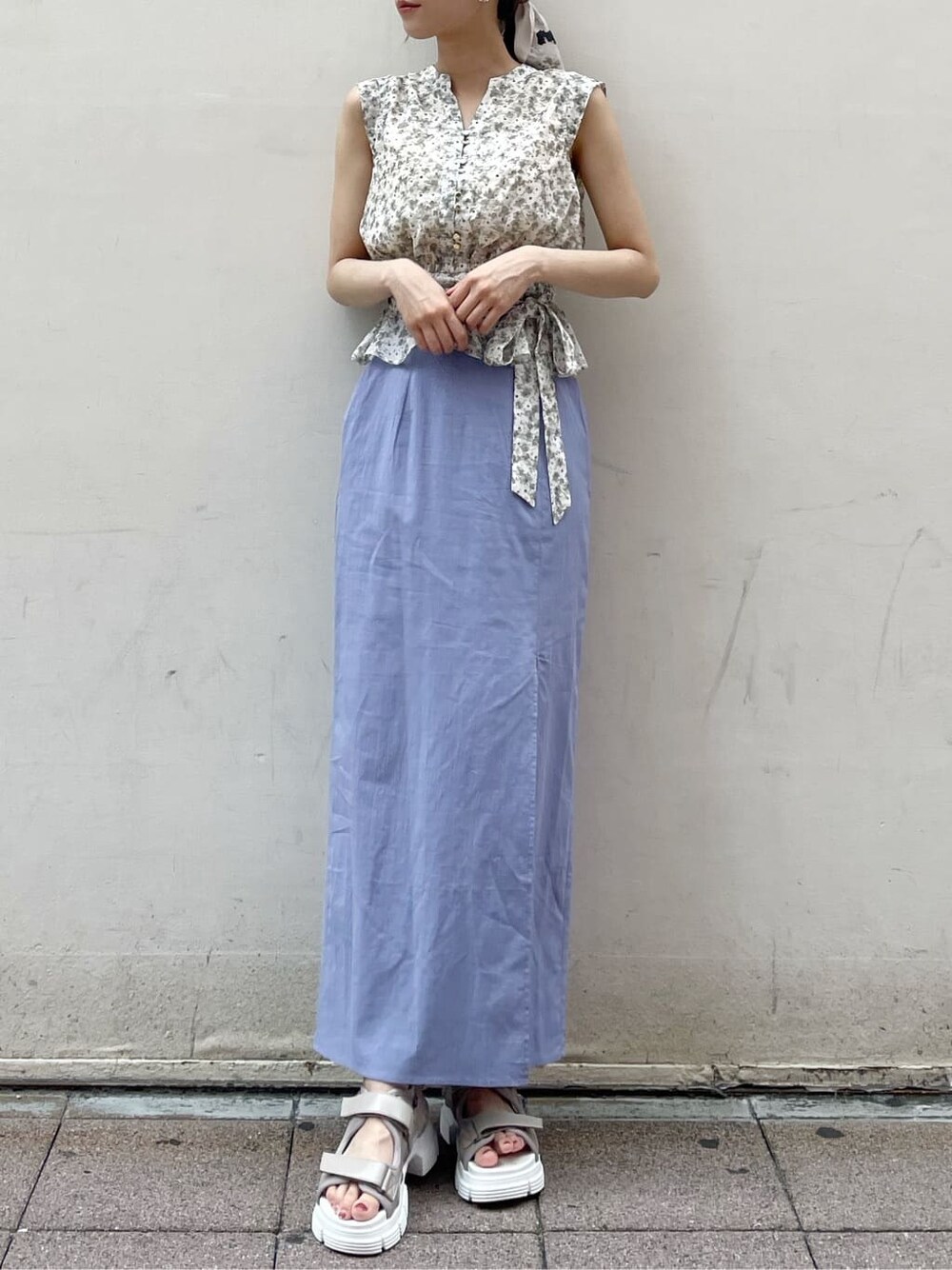 その他のTシャツ/カットソー、ブルー系のスカート、ベージュ系のサンダルを着用したレディースの夏コーディネートの4枚目の写真