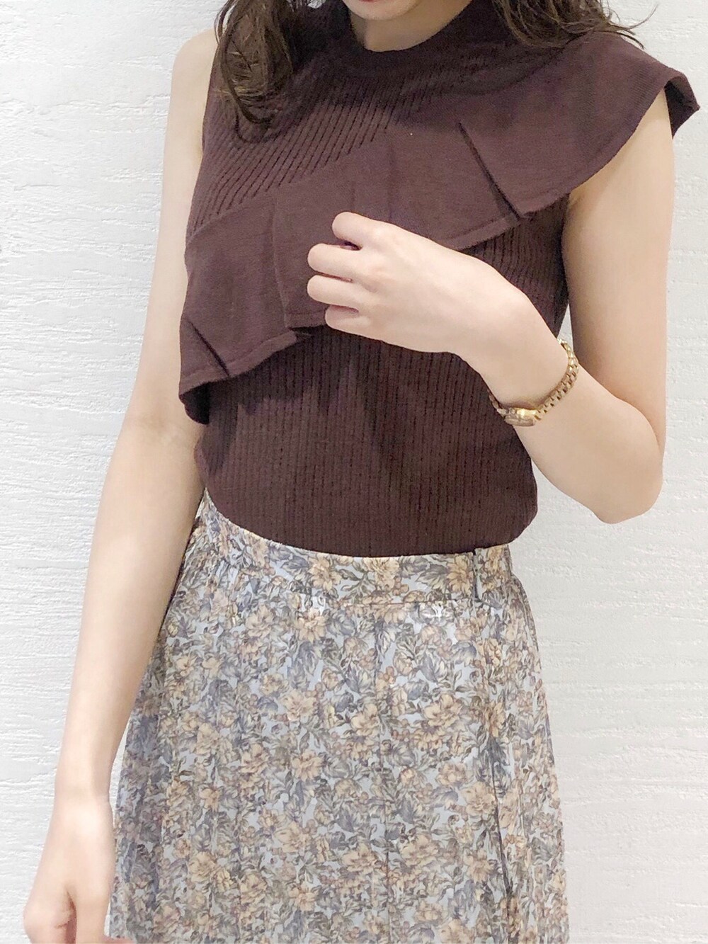 ベージュ系のパンプス、ブラウン系のニット/セーター、ブルー系のスカートを着用したレディースの夏コーディネートの3枚目の写真