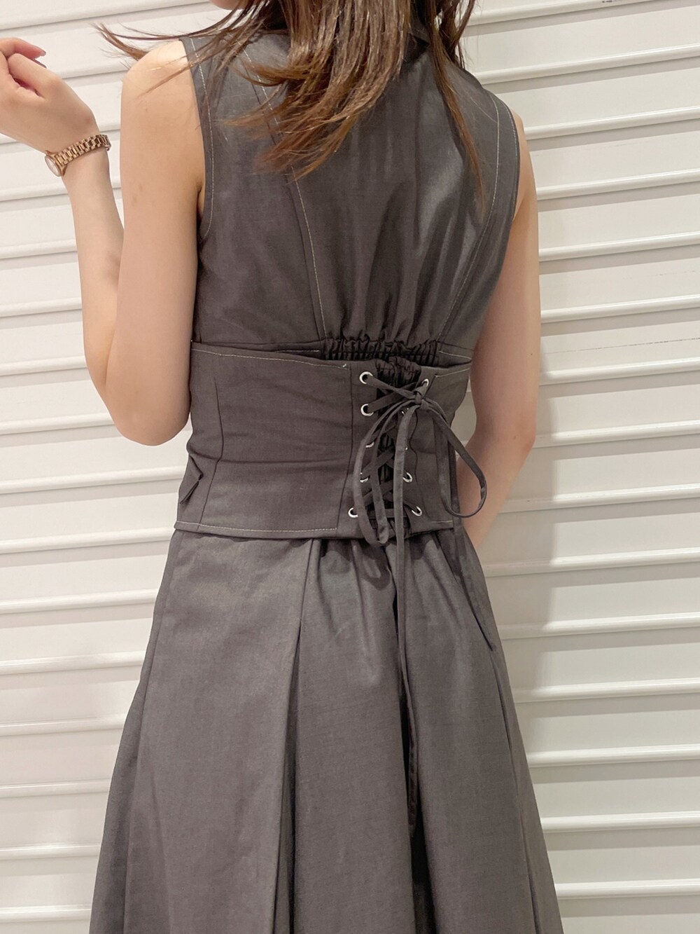 グレー系のワンピース、グレー系のカーディガン/ボレロ、ホワイト系のローファーを着用したレディースの夏コーディネートの7枚目の写真