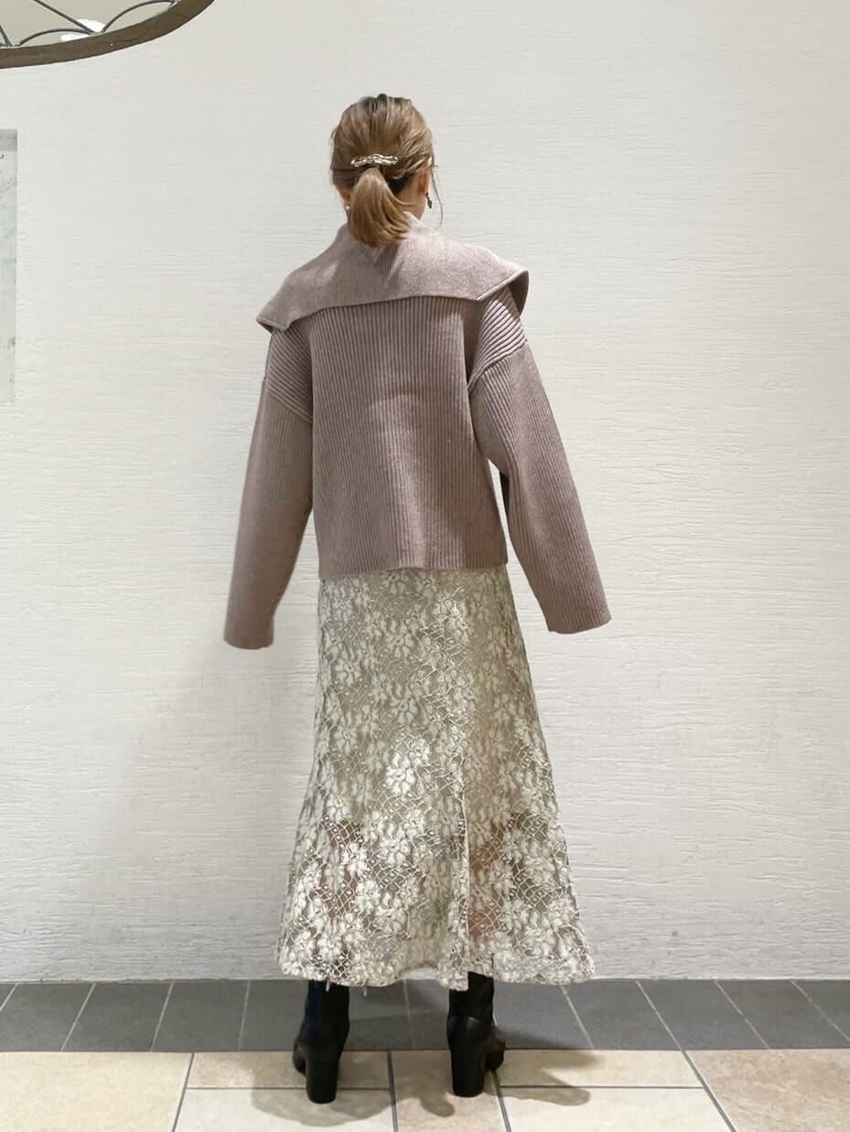 ベージュ系のスカート、ブラック系のブーツ、ベージュ系のニット/セーターを着用したレディースの秋コーディネートの3枚目の写真