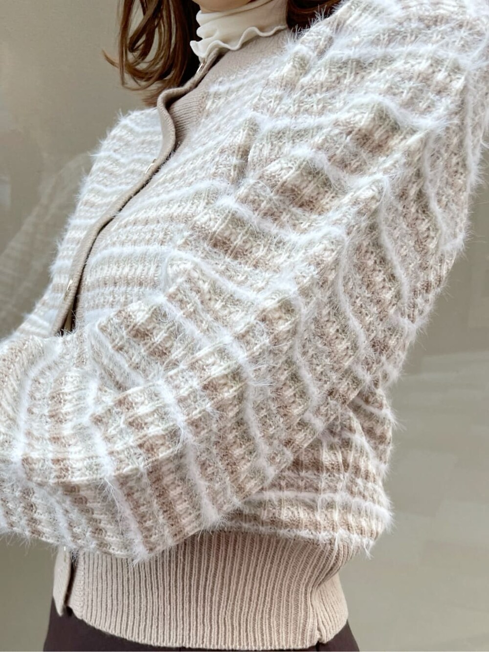 ブラウン系のスカート、ブラック系のブーツ、ベージュ系のカーディガン/ボレロを着用したレディースの秋コーディネートの7枚目の写真