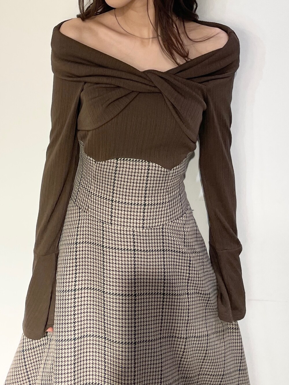 ブラウン系のワンピース、ベージュ系のブーツを着用したレディースの秋コーディネートの3枚目の写真