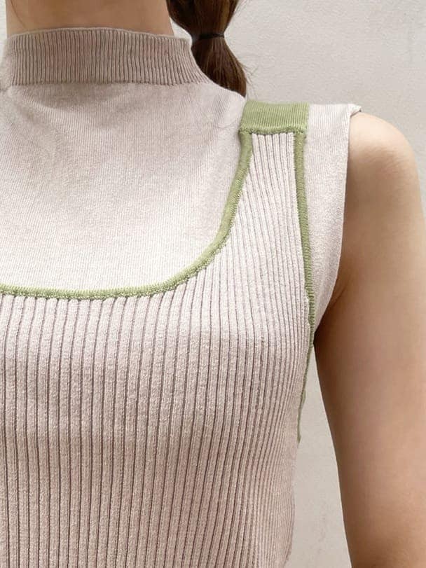 その他のサンダル、ベージュ系のワンピース、ホワイト系のハンドバッグを着用したレディースの春コーディネートの8枚目の写真
