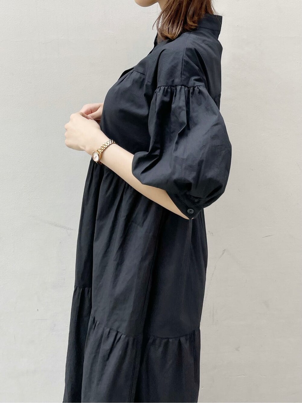 ブラック系のワンピース、ブラック系のその他シューズ、ブラック系のキャスケットを着用したレディースの秋コーディネートの5枚目の写真