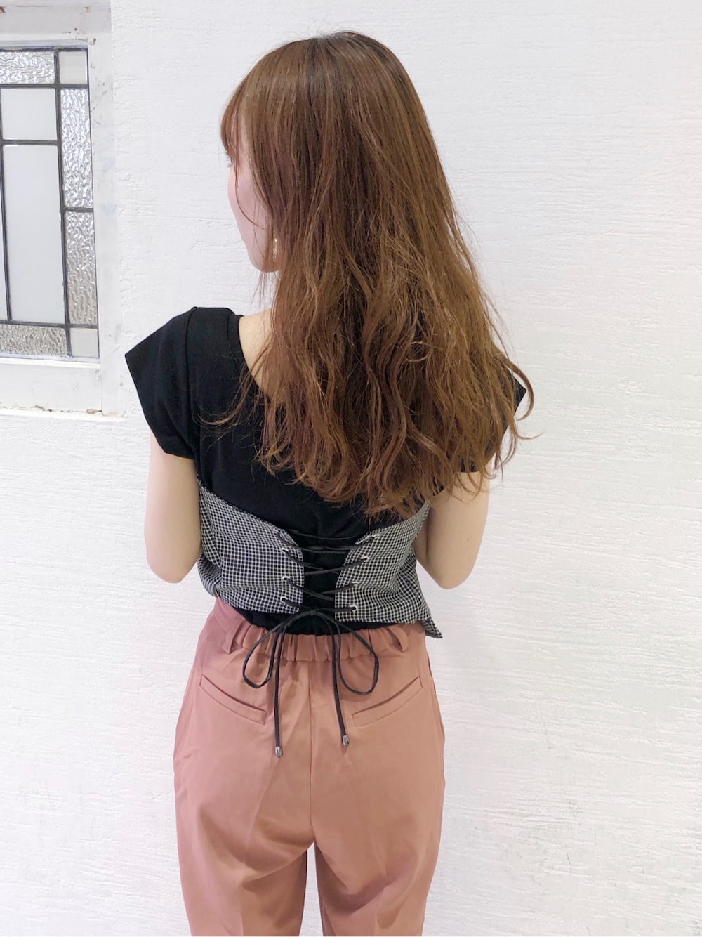 ブラック系のTシャツ/カットソー、ブラウン系のその他パンツ、ブラウン系のサンダルを着用したレディースの夏コーディネートの4枚目の写真