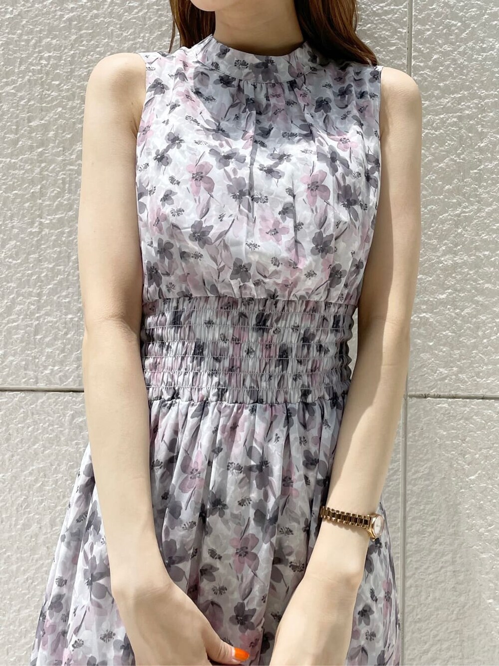 ブラウン系のハンドバッグ、ブラウン系のサンダル、ピンク系のワンピースを着用したレディースの夏コーディネートの5枚目の写真