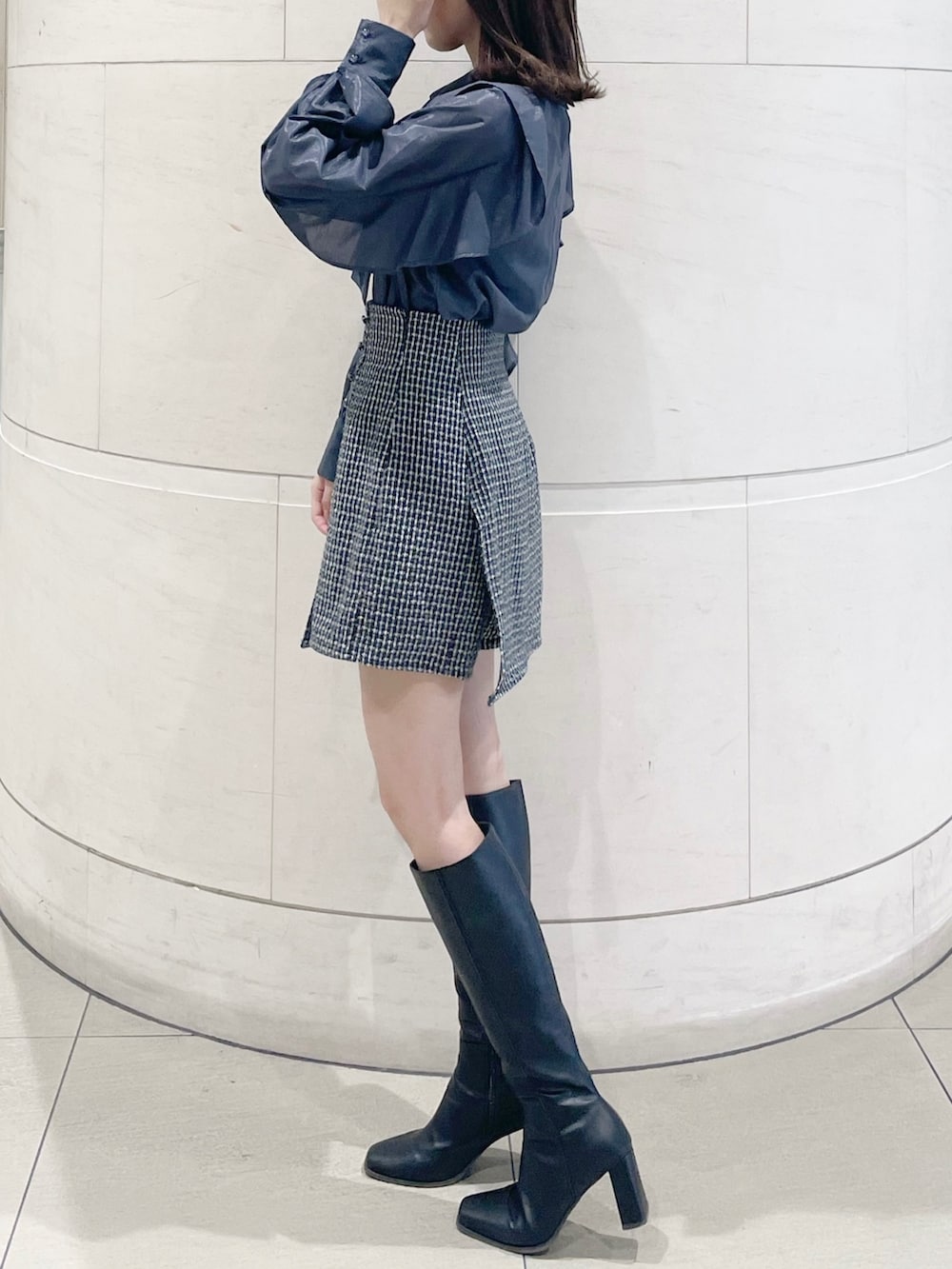 ブルー系のシャツ/ブラウス、ブルー系のスカート、ブラック系のブーツを着用したレディースの秋コーディネートの2枚目の写真