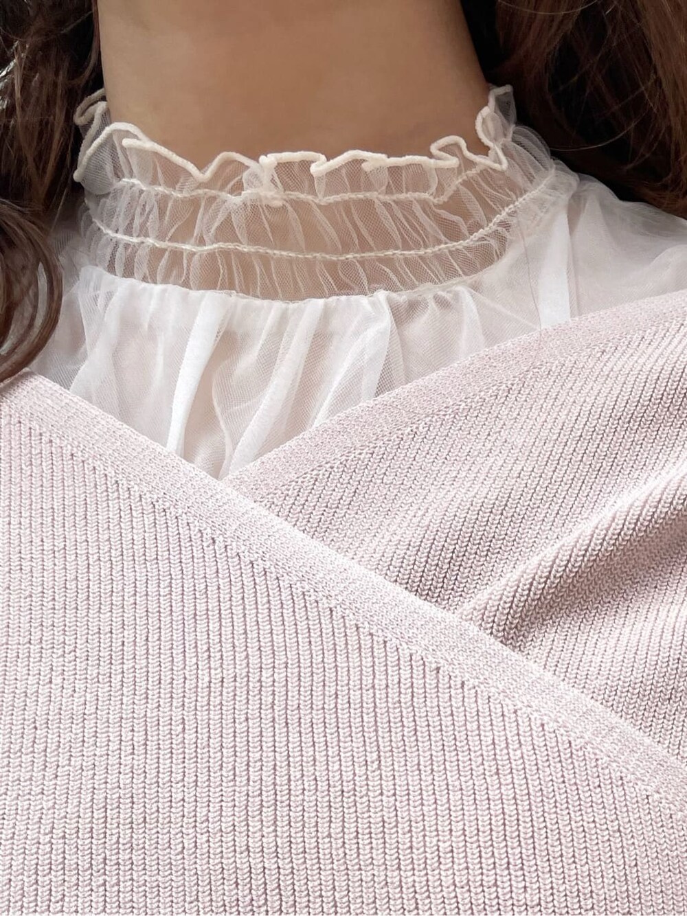 ブラウン系のスカート、ホワイト系のパンプス、ホワイト系のショルダーバッグを着用したレディースの春コーディネートの6枚目の写真