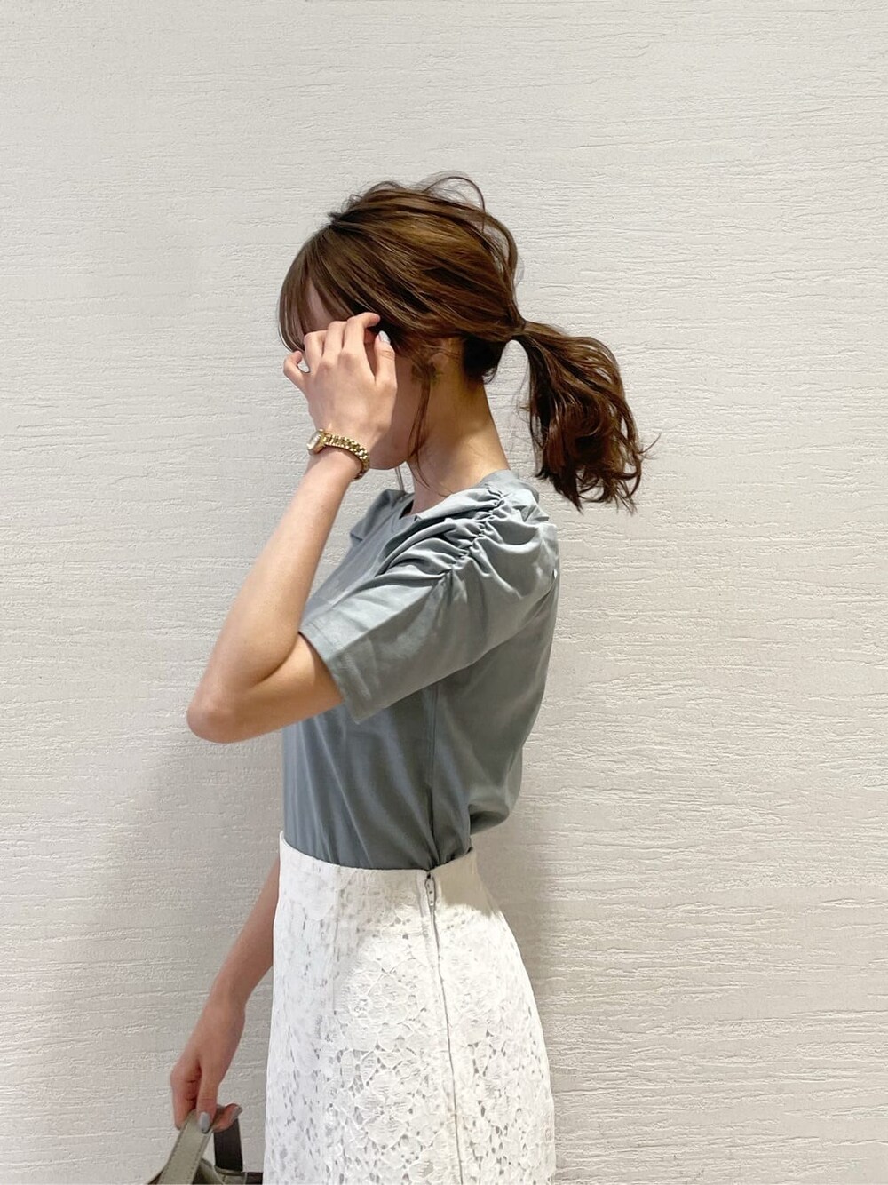 パープル系のサンダル、ホワイト系のスカート、グリーン系のTシャツ/カットソーを着用したレディースの春コーディネートの4枚目の写真