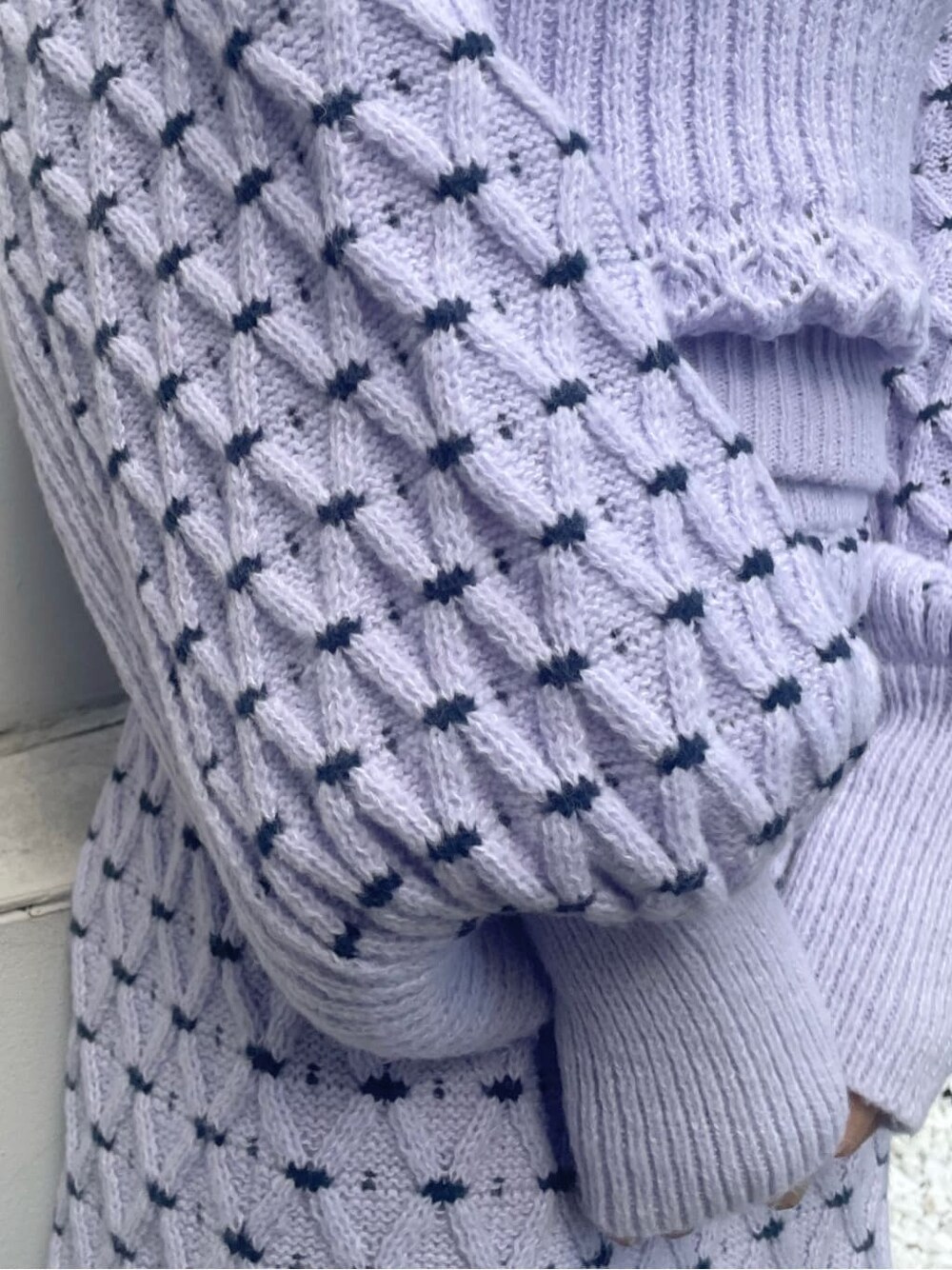 ベージュ系のブーツ、ブラック系のブーツ、ホワイト系のニット/セーターを着用したレディースの秋コーディネートの9枚目の写真