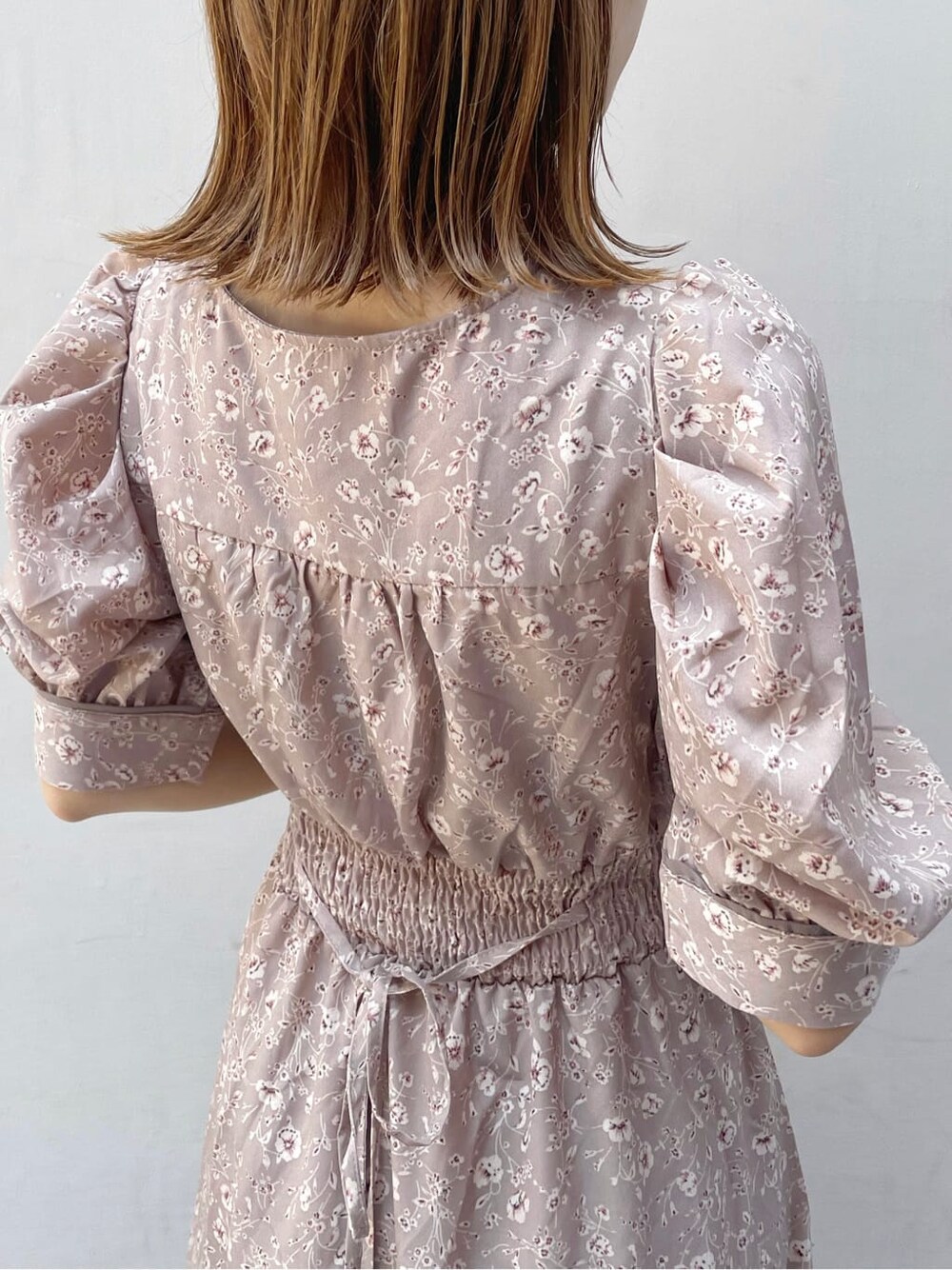 ピンク系のワンピース、ベージュ系のブーツを着用したレディースの夏コーディネートの7枚目の写真