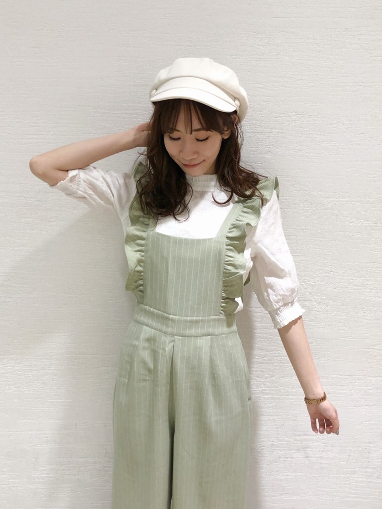 ベージュ系のつなぎ/オールインワン、ホワイト系のシャツ/ブラウス、ホワイト系のパンプスを着用したレディースの春コーディネートの2枚目の写真