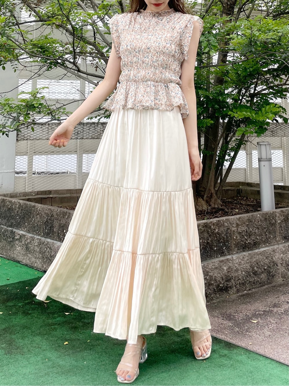 ホワイト系のスカート、その他のシャツ/ブラウス、その他のサンダルを着用したレディースの春コーディネートの10枚目の写真