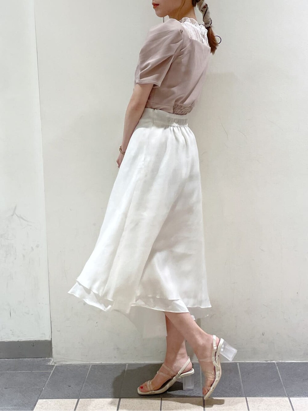 パープル系のサンダル、ベージュ系のスカート、ピンク系のTシャツ/カットソーを着用したレディースの春コーディネートの2枚目の写真