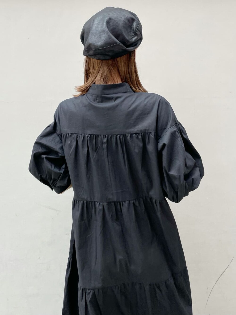 ブラック系のワンピース、ブラック系のその他シューズ、ブラック系のキャスケットを着用したレディースの秋コーディネートの6枚目の写真