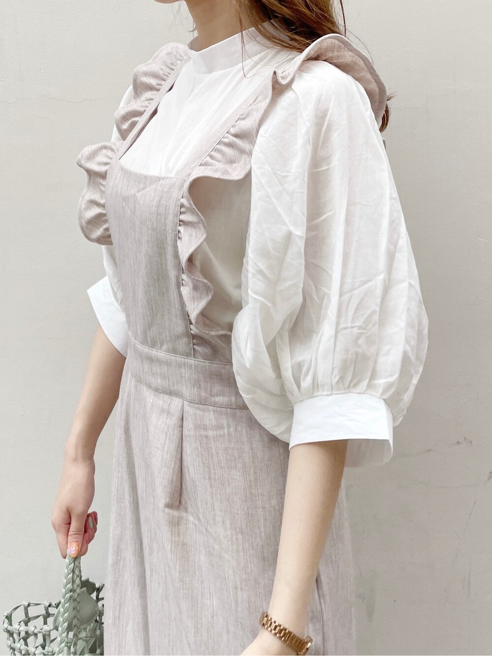 ブラウン系のサロペット/オーバーオール、ホワイト系のシャツ/ブラウス、グリーン系のショルダーバッグを着用したレディースの夏コーディネートの6枚目の写真