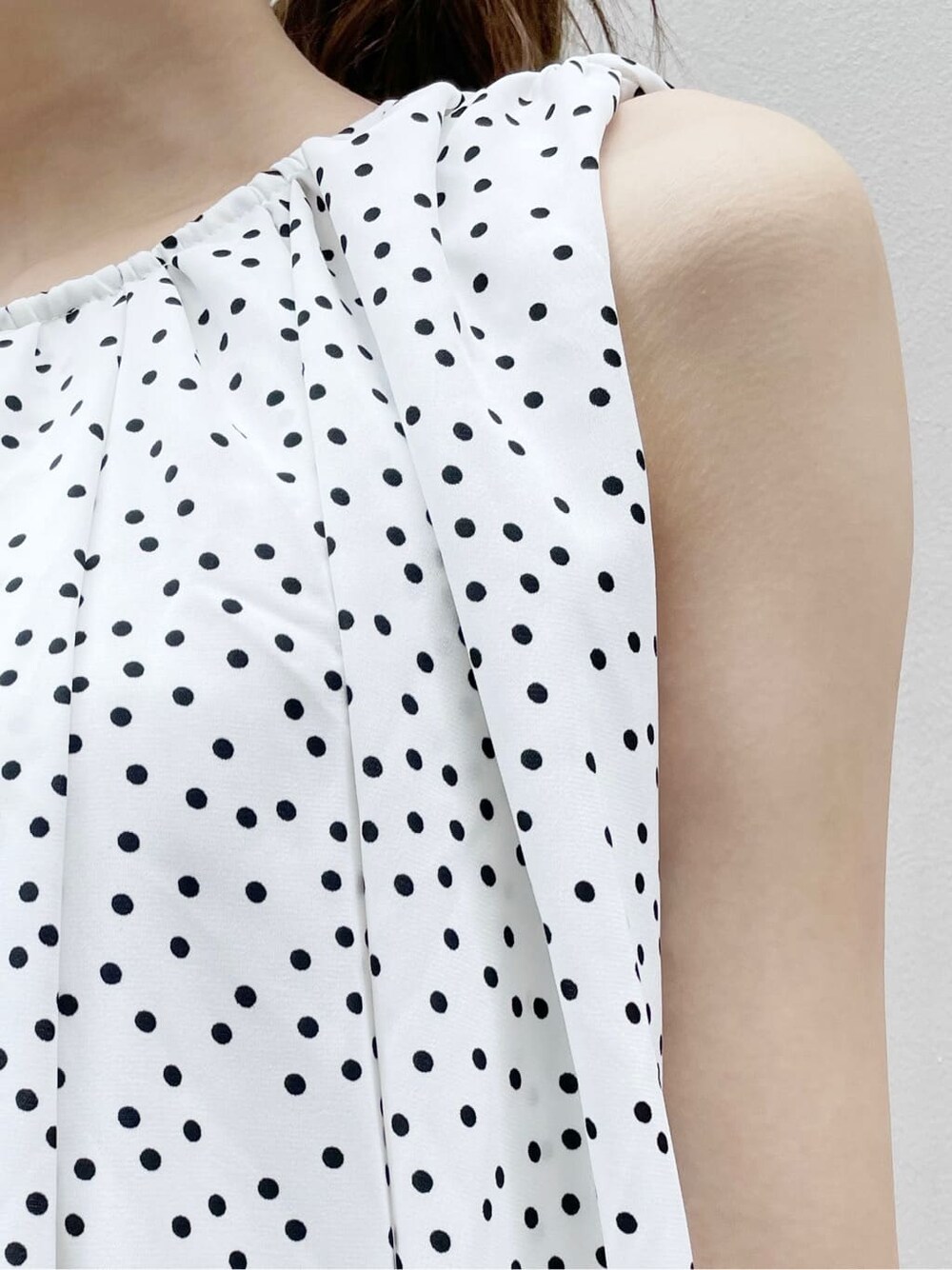 オレンジ系のサンダル、ホワイト系のワンピース、ゴールド系のブレスレットを着用したレディースの夏コーディネートの9枚目の写真